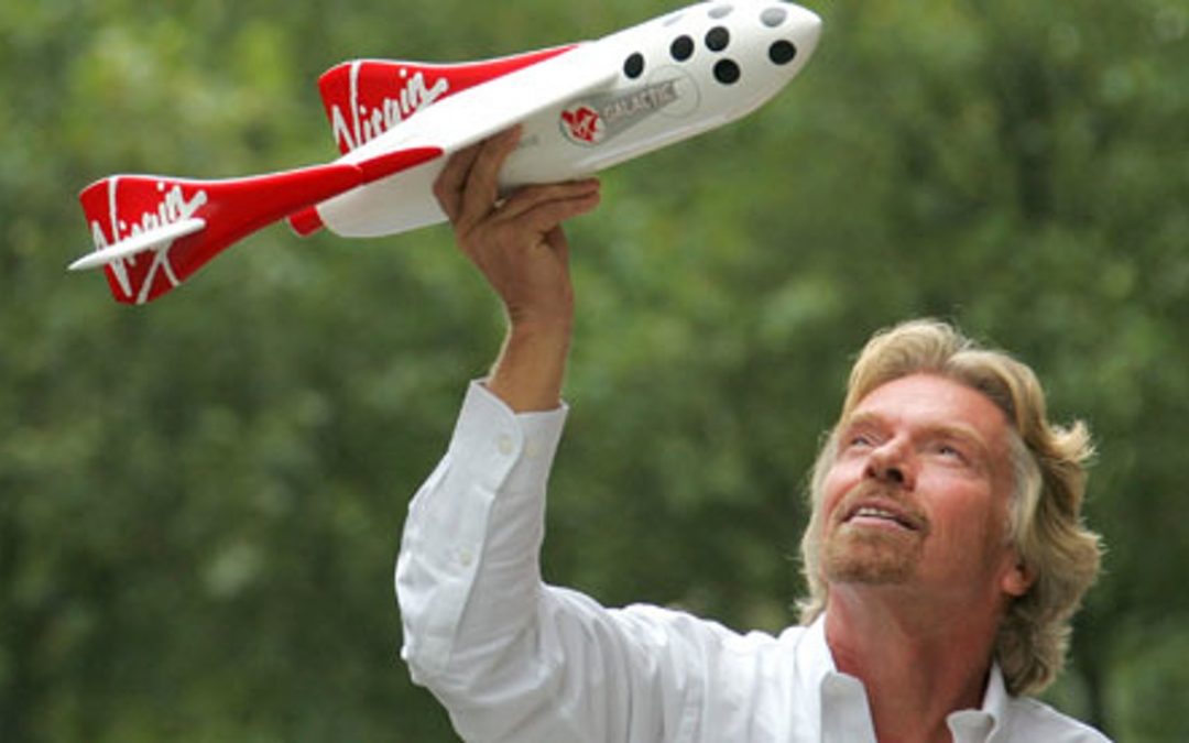 uomo con prototipo aereo in mano