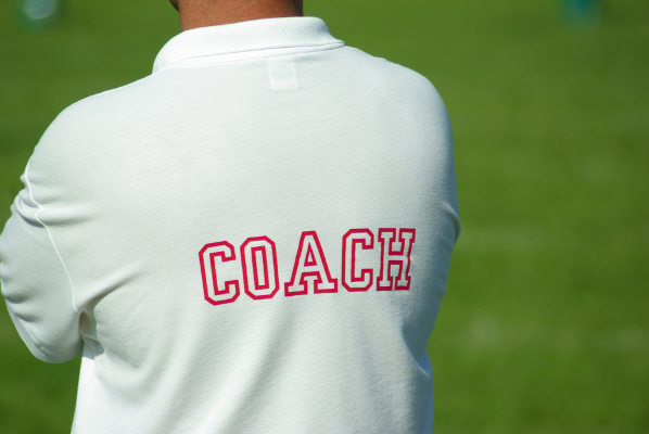 maglia bianca con scritta coach