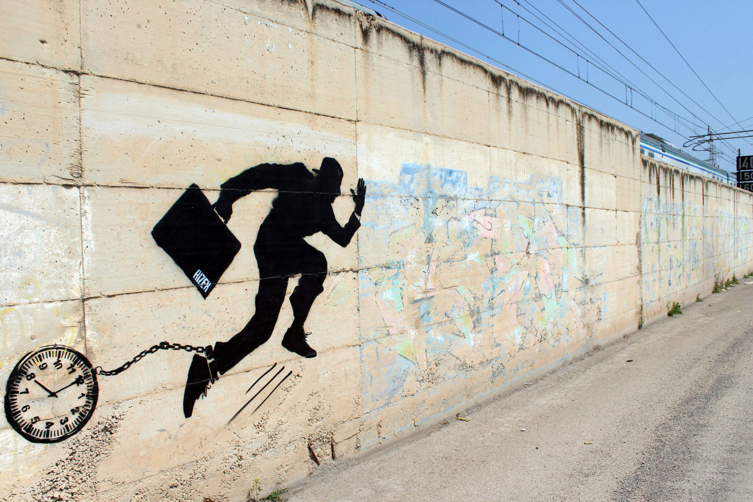 graffito di uomo in corsa su muro