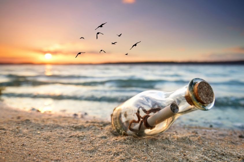 bottiglia con dentro una lettera in riva