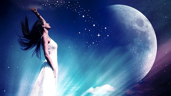 donna vestita di bianco che osserva la luna